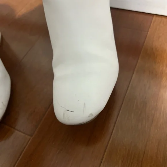 White Leather Ankle Booties – Size 8 – Minimalist Chic - Picture 3 of 3